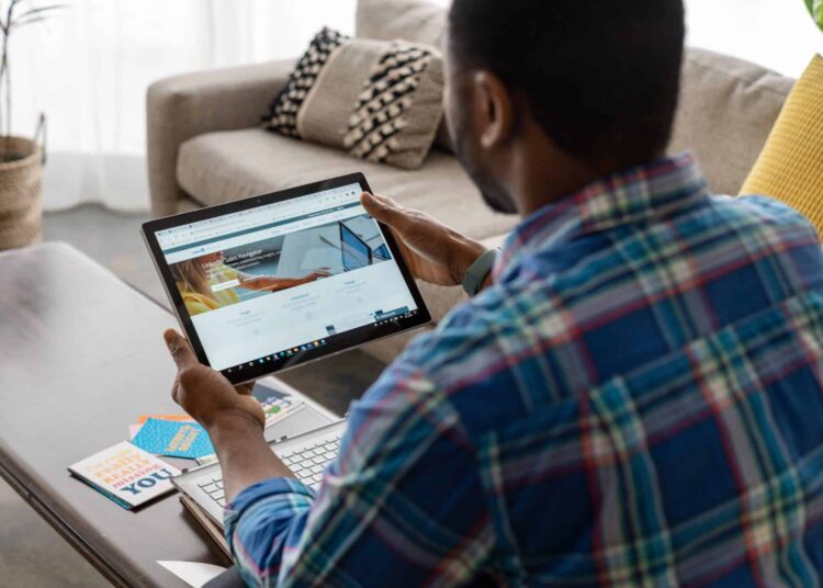 unsplash -linkedin-sales-solutions - étudiant sur linkedin - studeo - Être sur LinkedIn pour trouver un job après tes études