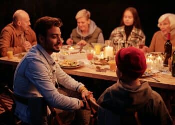 Pexels-AskarAbayev-dinerdefamille-5conseilspourlapremièrerencontreavectabellefamille