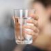 Pixabay-Engin_Akyurt-Femmequitendunverred'eau-4astucespourboire1,5Ld’eauparjour