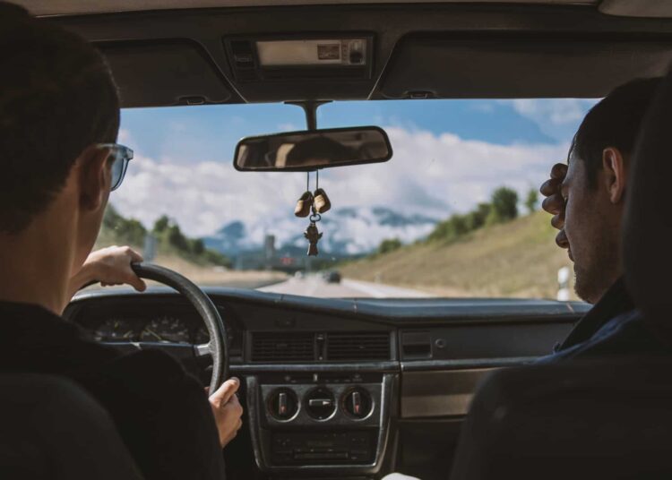 Pixabay-Bertsz-Deuxgarçonspartantenroadtriptoutenseprenantlatete-mesvacancesentreamissepassemalcommentfaire?