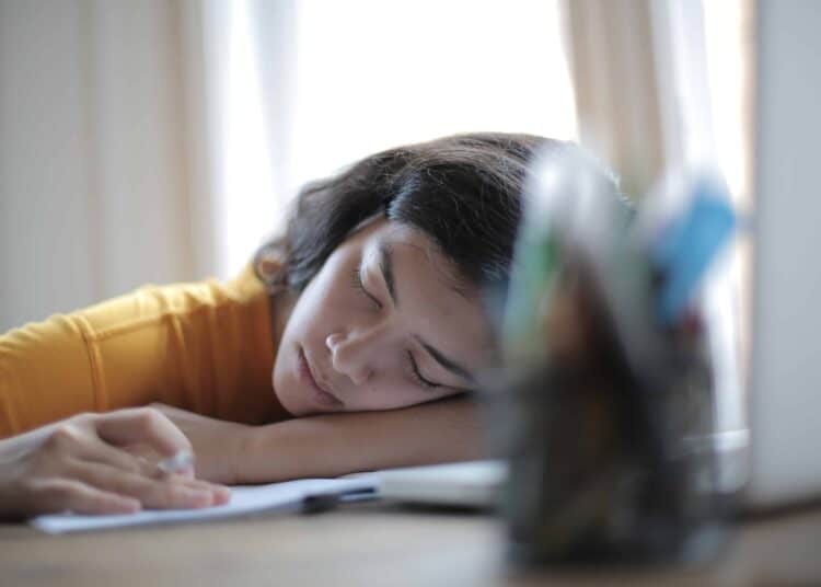 pexels-andrea-piacquadio-étudiantefatiguée-Seredonneruncoupdeboostencasdefatigue