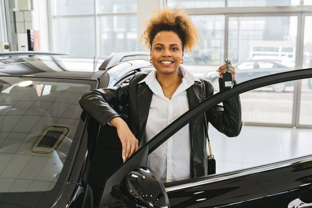 pexels-antoni-shkraba-étudiante qui achète une voiture - 4 astuces pour économiser et acheter une voiture