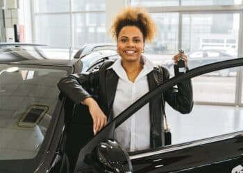 pexels-antoni-shkraba-étudiante qui achète une voiture - 4 astuces pour économiser et acheter une voiture