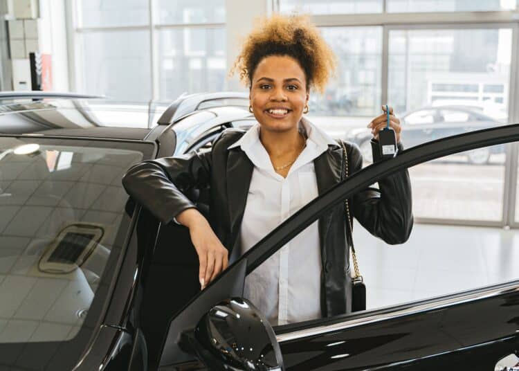 pexels-antoni-shkraba-étudiante qui achète une voiture - 4 astuces pour économiser et acheter une voiture