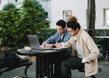pexels-armin-rimoldi-deux étudiants qui cherchent des informations - Absent à un examen à cause de la grève nationale Que faire