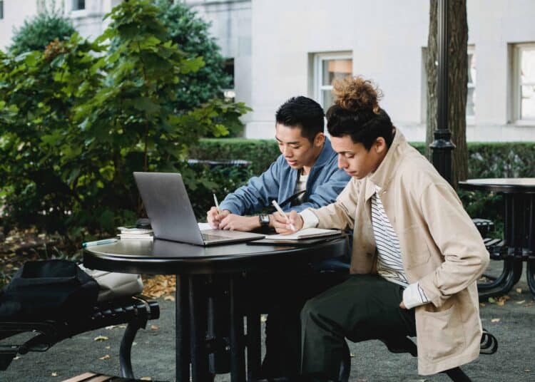 pexels-armin-rimoldi-deux étudiants qui cherchent des informations - Absent à un examen à cause de la grève nationale Que faire