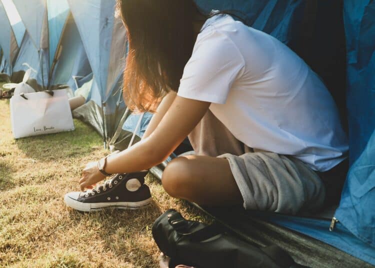 pexels-chan-heang-fille en festival qui se prepare - Les 5 trucs indispensables à prendre en camping de festival