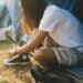 pexels-chan-heang-fille en festival qui se prepare - Les 5 trucs indispensables à prendre en camping de festival