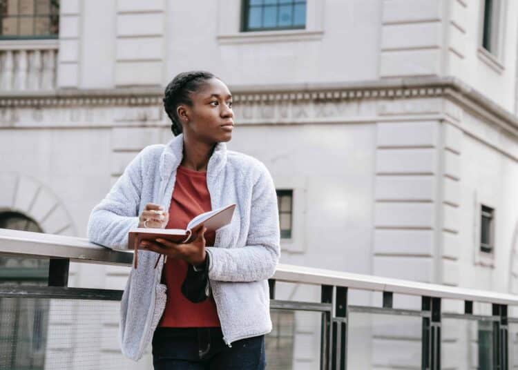 pexels-charlotte-may-etudiant seule - Top 5 des moments de solitude durant ses études