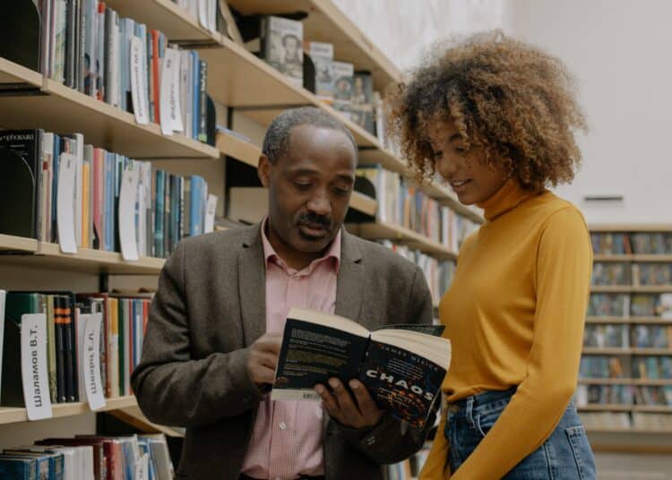 Être à charge de ses parents : les conditions à respecter