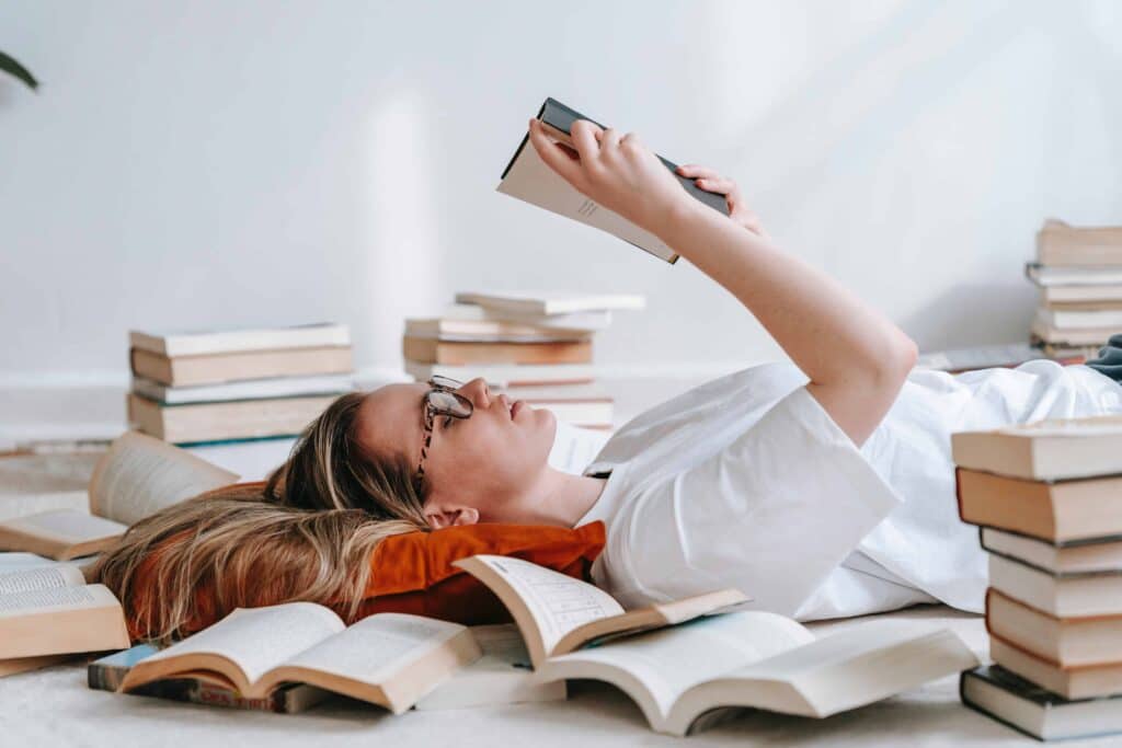 pexels-george-milton-etudiante qui lit un libre - Comment affiner son sens critique