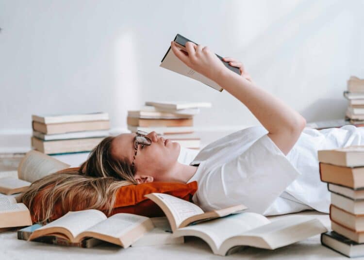pexels-george-milton-etudiante qui lit un libre - Comment affiner son sens critique