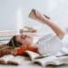 pexels-george-milton-etudiante qui lit un libre - Comment affiner son sens critique