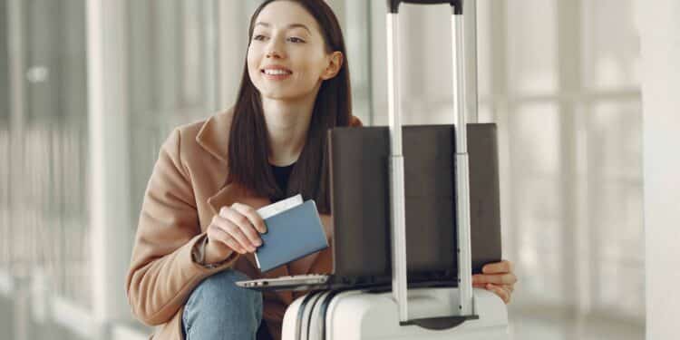 pexels-gustavo-fring-étudiante qui part en vacances - Astuces pour voyager pas cher