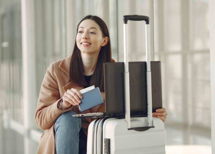 pexels-gustavo-fring-étudiante qui part en vacances - Astuces pour voyager pas cher