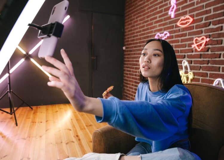 pexels-ivan-samkov-etudiante sur son telephone qui fait une video - Top 7 des influenceurseuses mode à suivre en 2022