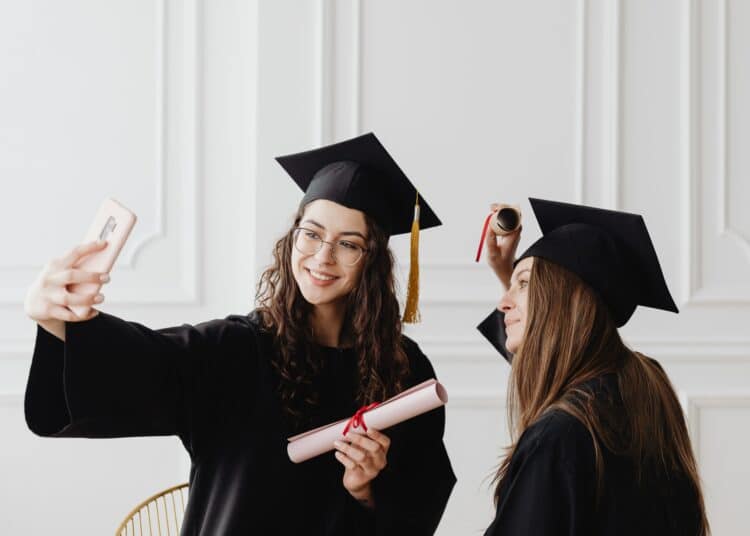 pexels-karolina-grabowska-deux étudiantes diplomées - 4 profils d'étudiants qui arrivent à rendre leur mémoireTFE en première session