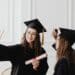 pexels-karolina-grabowska-deux étudiantes diplomées - 4 profils d'étudiants qui arrivent à rendre leur mémoireTFE en première session