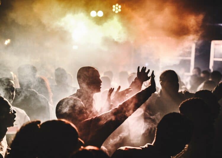 pexels-maor-attias-etudiants qui font la fete - 6 signes que tu es un.e pro de la guindaille de fin d’année