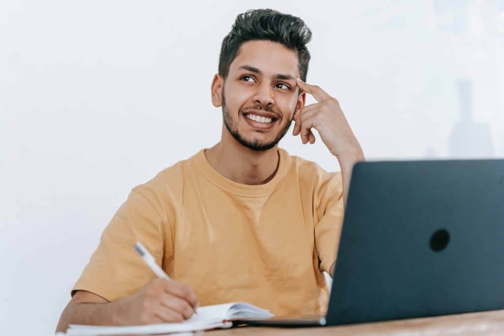 pexels-michael-burrows-étudiant qui bosse - 9 étudiants racontent leur job étudiant insolite