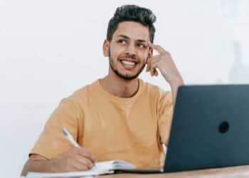 pexels-michael-burrows-étudiant qui bosse - 9 étudiants racontent leur job étudiant insolite