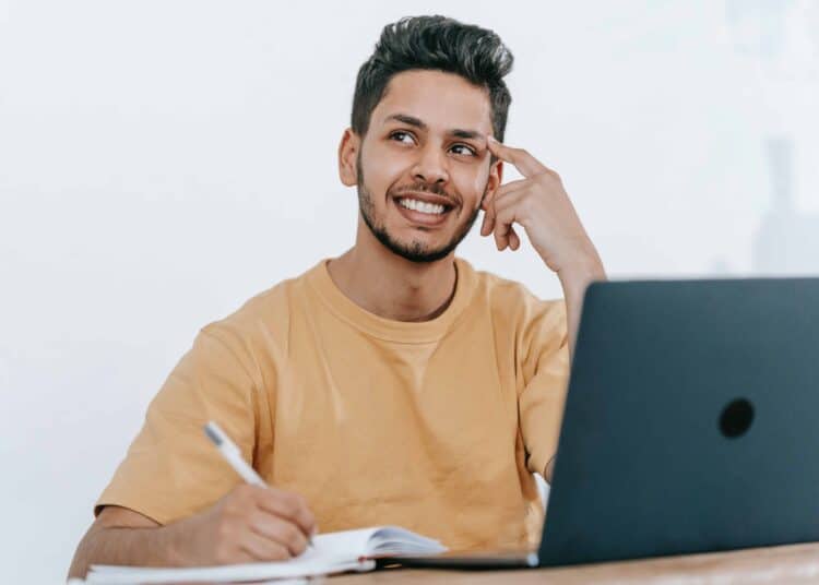 pexels-michael-burrows-étudiant qui bosse - 9 étudiants racontent leur job étudiant insolite