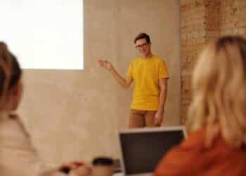 pexels-mikael-blomkvist-jeunehommequifaituneprésentation-Pourquoipréférerlesexamensorauxauxexamensécrits