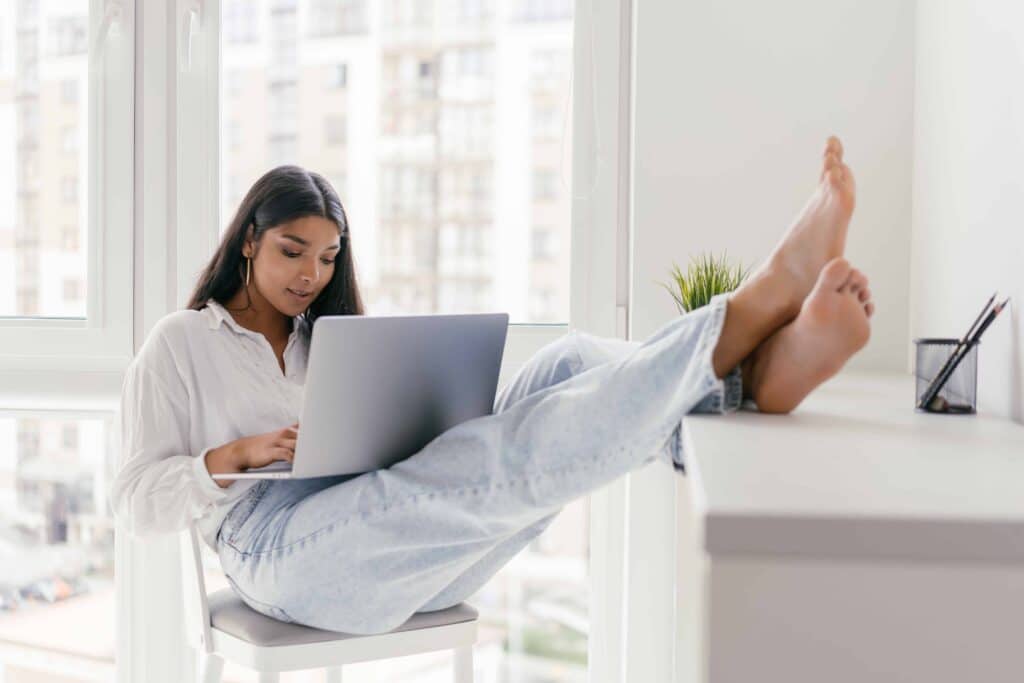 pexels-mikhail-nilov-étudiante qui étudie dans sa chambre - Comment préparer son petit coin pour étudier