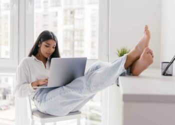 pexels-mikhail-nilov-étudiante qui étudie dans sa chambre - Comment préparer son petit coin pour étudier