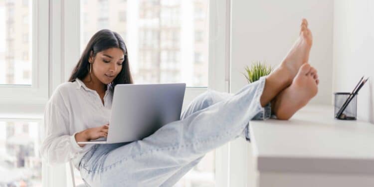 pexels-mikhail-nilov-étudiante qui étudie dans sa chambre - Comment préparer son petit coin pour étudier