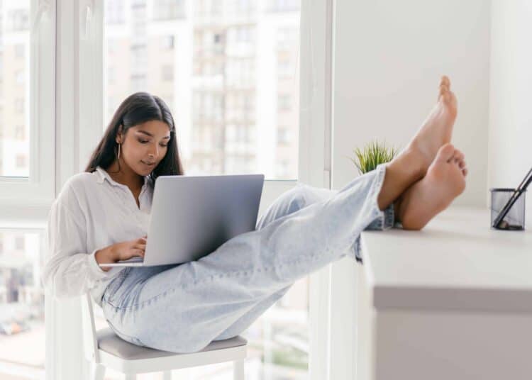 pexels-mikhail-nilov-étudiante qui étudie dans sa chambre - Comment préparer son petit coin pour étudier