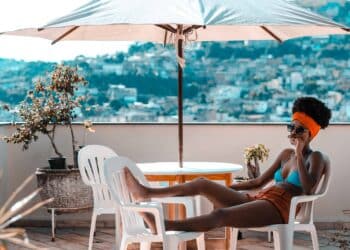 pexels-nappy-étudiante en vacances last minut - Où partir en last minute quand on est étudiant