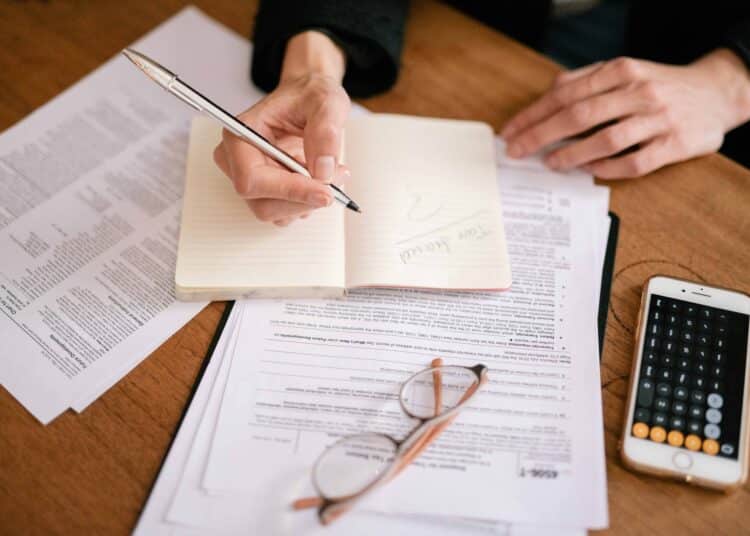 pexels-olya-kobruseva-etudiant qui fait ses impots - Un étudiant doit-il payer des impôts