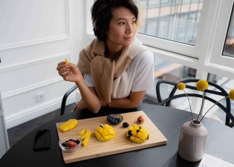 pexels-ron-lach-étudiante qui mange des fruits - Comment bien manger pour booster son cerveau