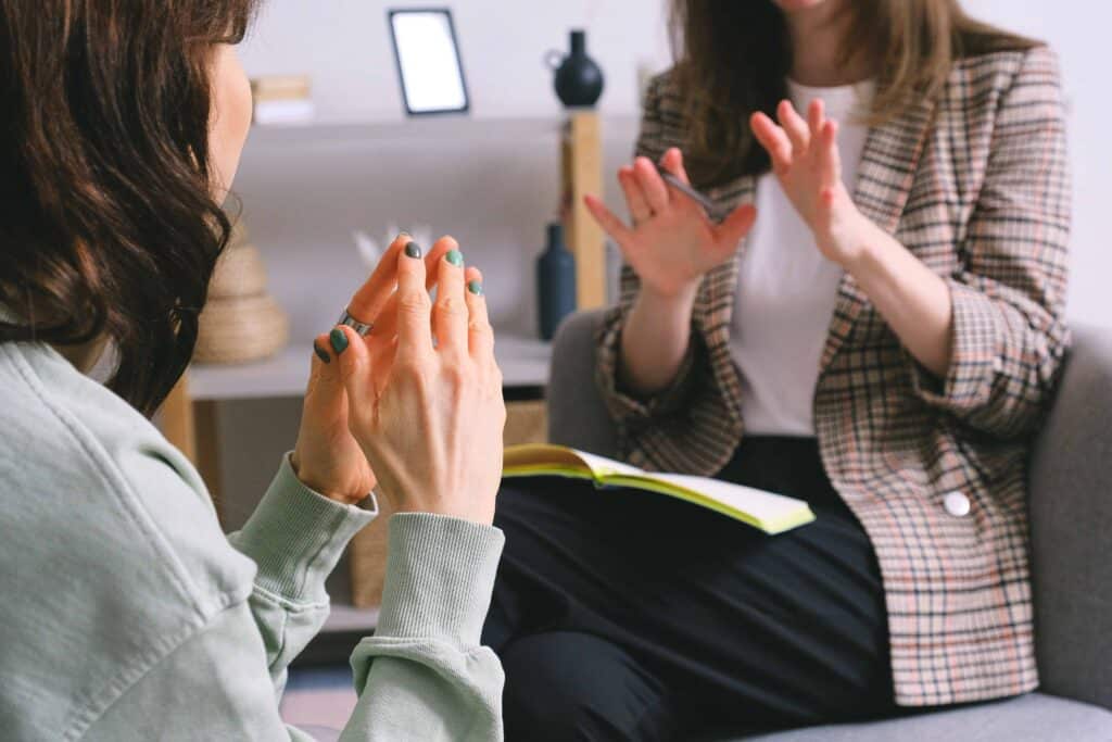pexels-shvets-production-etudiant qui fait un stage dans le social - Faire un stage en aidant les autres le projet “Bienvenue en français