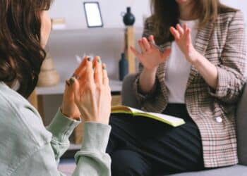 pexels-shvets-production-etudiant qui fait un stage dans le social - Faire un stage en aidant les autres le projet “Bienvenue en français