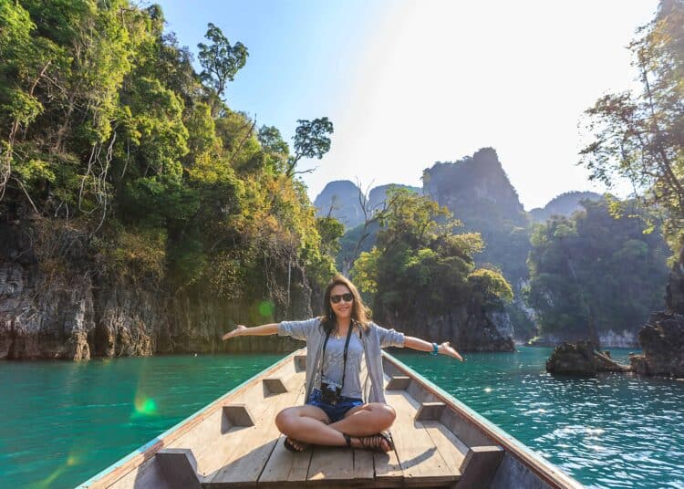 pexels-te-lensfix- etudiante en vacances - Top 5 des applications pour quand tu es en vacances