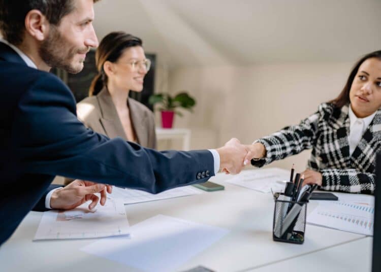 pexels-yan-krukov-etudiant qui trouve un stage étudiant - Trouver le stage parfait grâce à Student4Monday