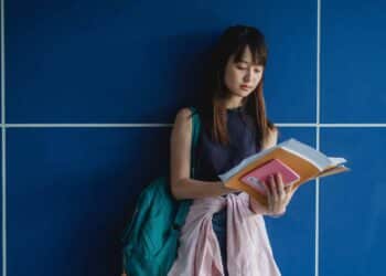 pexels-zen-chung-etudiante qui attend - Qui sont ces étudiants qui signent leurs examens