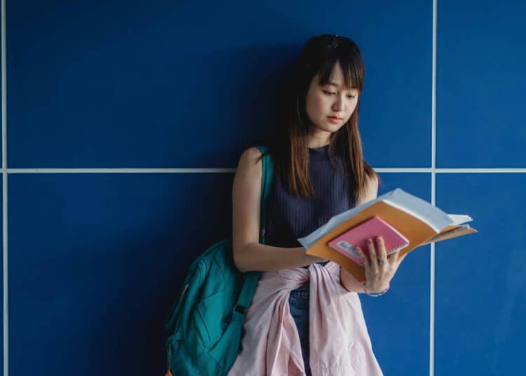 pexels-zen-chung-etudiante qui attend - Qui sont ces étudiants qui signent leurs examens