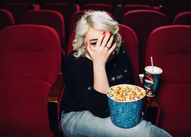 pexels-алекке-блажин-étudiante au cinema - les sorties cine du mois de juin la selection de kotplanet