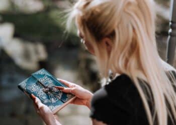 pexels-AneteLusina-Fillequilitunlivresurdelasuperstition-les5superstitionslesplussurprenantesdesétudiants