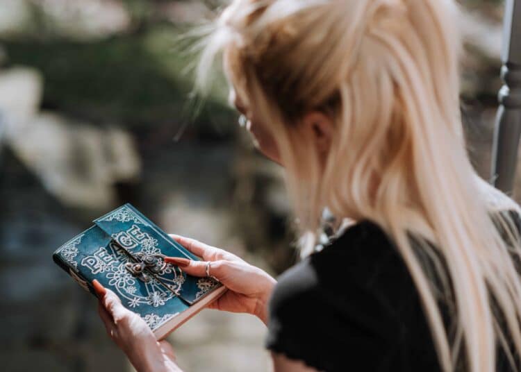 pexels-AneteLusina-Fillequilitunlivresurdelasuperstition-les5superstitionslesplussurprenantesdesétudiants