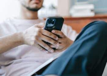 pexels-Michael-Burrows-jeunehommesursontélèphone-6applicationsqu'iltefautpourcetété