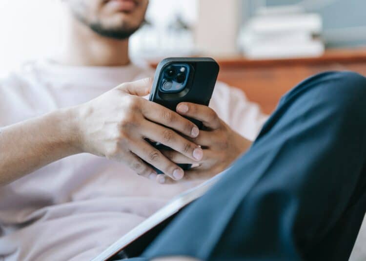 pexels-Michael-Burrows-jeunehommesursontélèphone-6applicationsqu'iltefautpourcetété