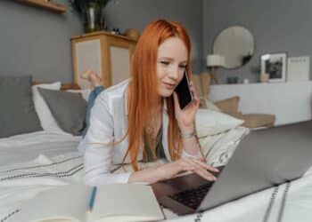 pexels-antoni-shkraba-étudiant sur son ordinateur - Pourquoi faire une digital detox quand on est étudiant
