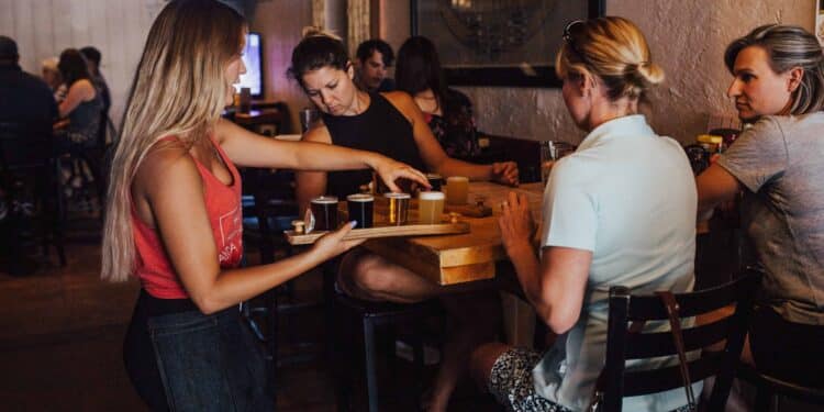 pexels-elevate-étudiante qui travaillent en job étudiant - galère d'un job étudiant en aout