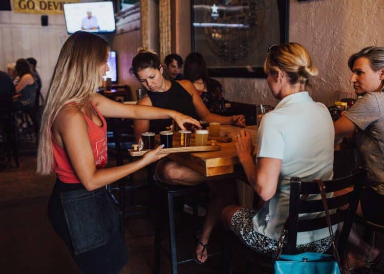 pexels-elevate-étudiante qui travaillent en job étudiant - galère d'un job étudiant en aout