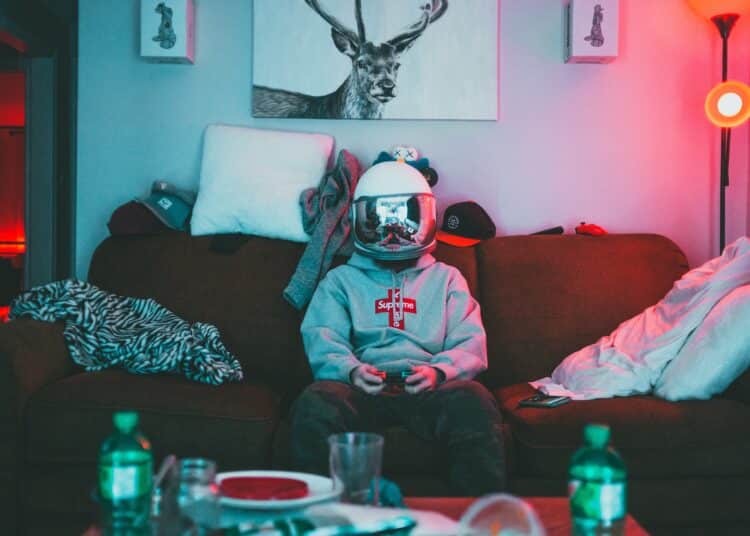 pexels-erik-mclean-étudiantdansonkotendésordrejouantàlaconsole-Top7excusespourrefuserlepassagedesesparentsàsonkot