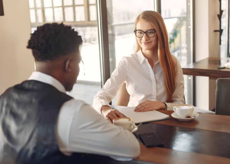 3 phrases pour relancer une conversation lors d’un entretien